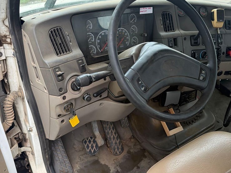 2005-sterling-9500-semi-tractor-image-42