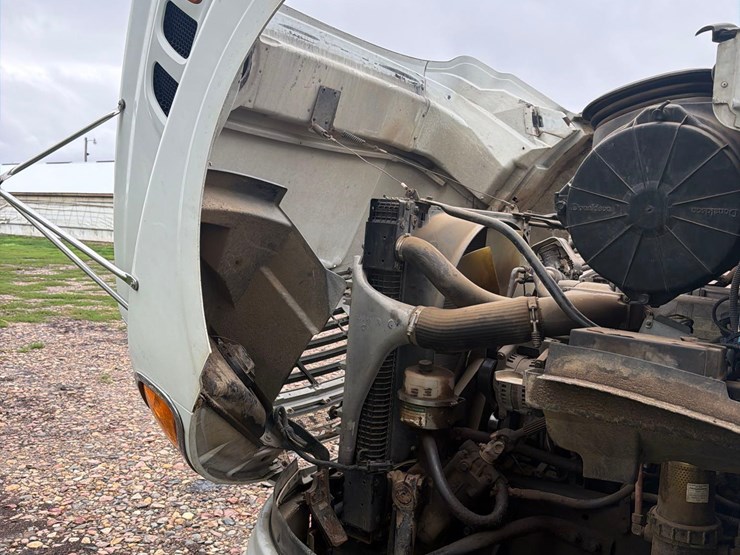 2005-sterling-9500-semi-tractor-image-65