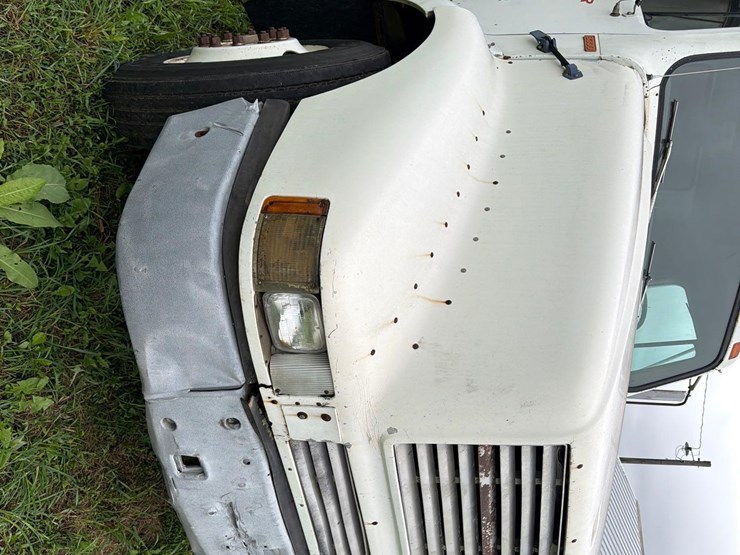 international-8300-6x4-semi-grain-truck-image-49