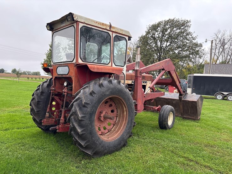 farmall-706-tractor-with-case-2355-loader-image-3