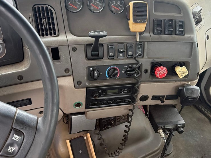2005-sterling-9500-semi-tractor-image-44