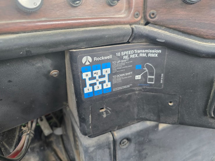 1999-freightliner-fld112-image-53