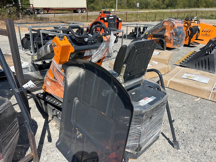 #81-•-landhonor-me390-ride-on-mini-skid-steer-image-3