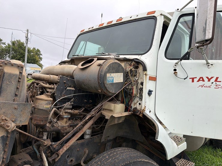 international-8300-6x4-semi-grain-truck-image-97