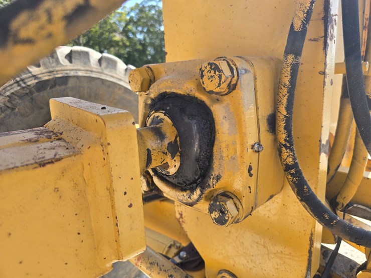 2005-caterpillar-12h-image-22