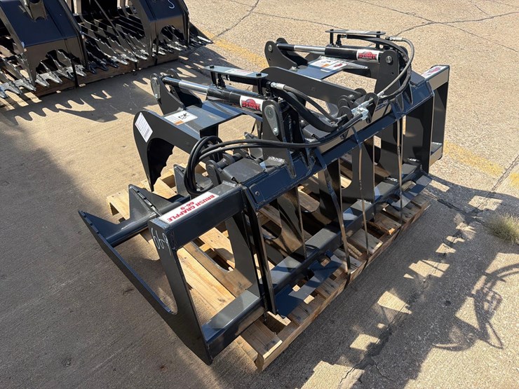 stout-66”-skidloader-grapple-bucket-image-2