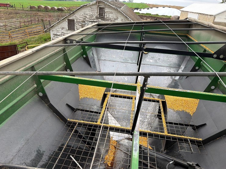 2012-j&m-1051-grain-storm-grain-cart-1-owner-image-48