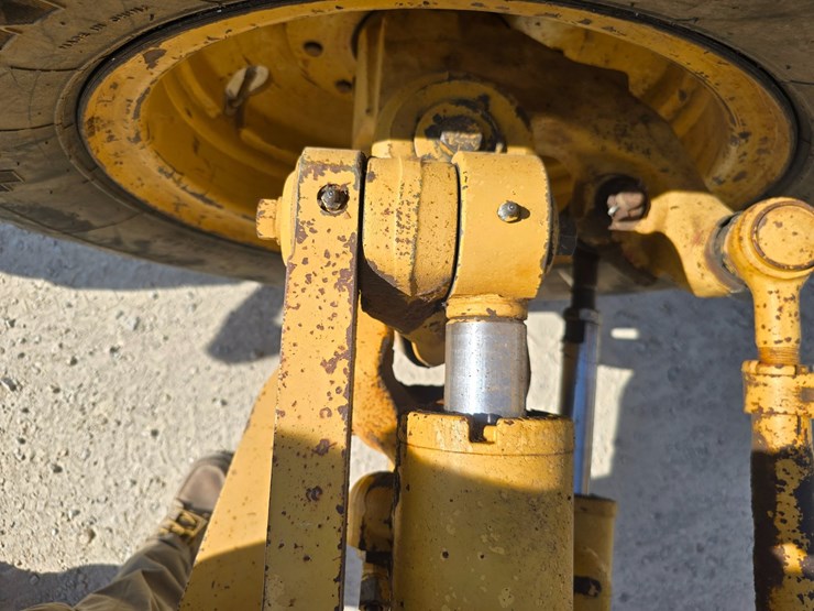 2005-caterpillar-12h-image-21