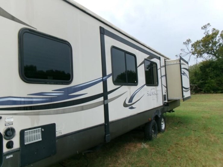 2013-sunset-trail-reserve-camper-image-3