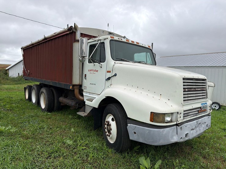 international-8300-6x4-semi-grain-truck-image-2
