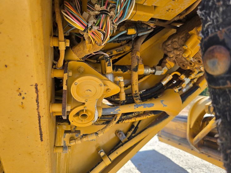 2005-caterpillar-12h-image-42