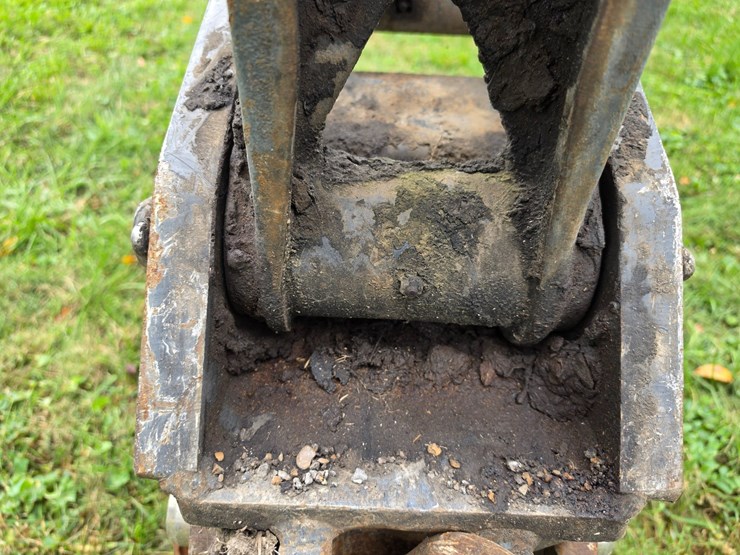 2016-deere-410l-image-103