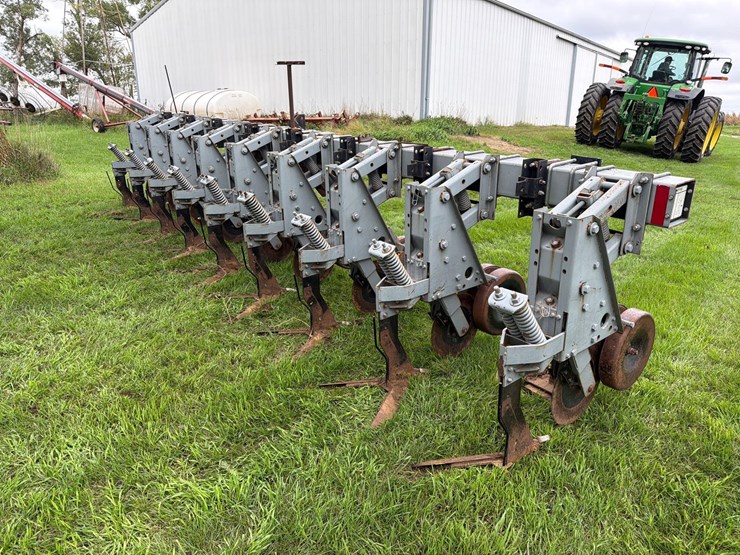 hiniker-8row-3pt-field-cultivator-image-3