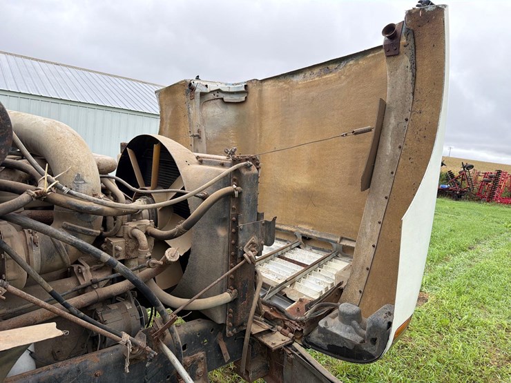international-8300-6x4-semi-grain-truck-image-102