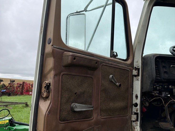 international-8300-6x4-semi-grain-truck-image-70