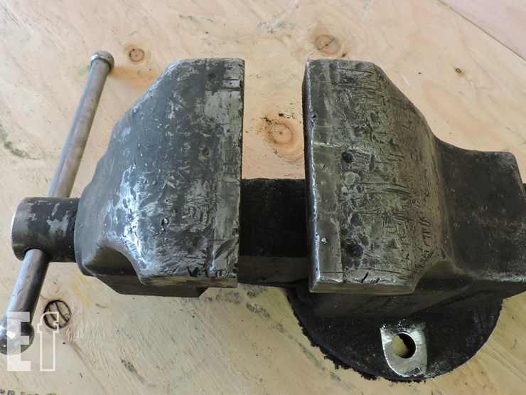 columbian,-5”-bench-vise-image-3