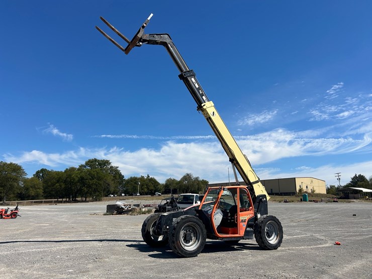 2018-jlg-742-image-1