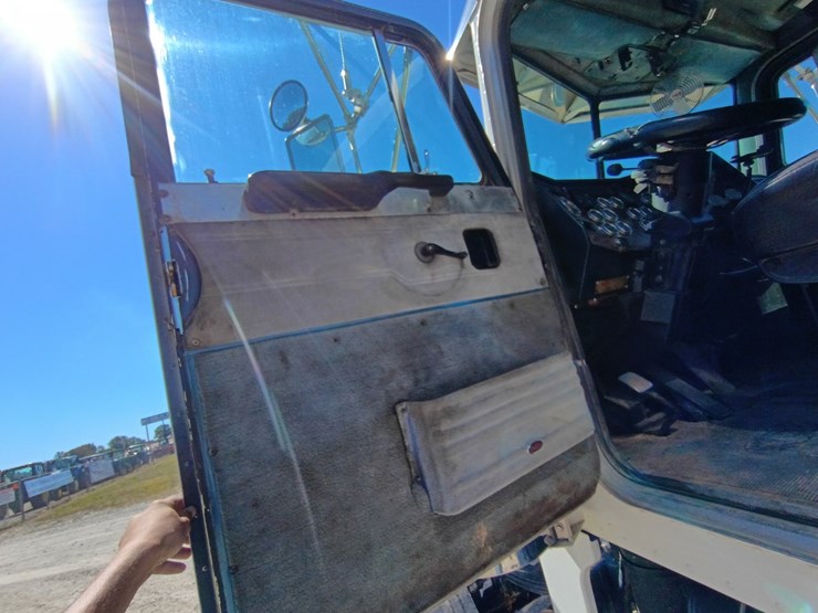 1990-peterbilt-379-image-32