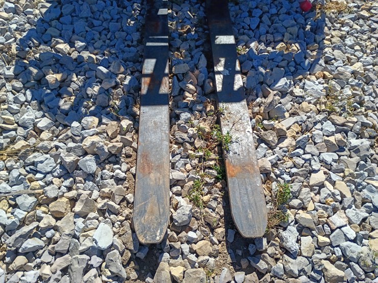 #27022-•-wolverine-hydraulic-pallet-forks-skid-steer-attachment-image-5