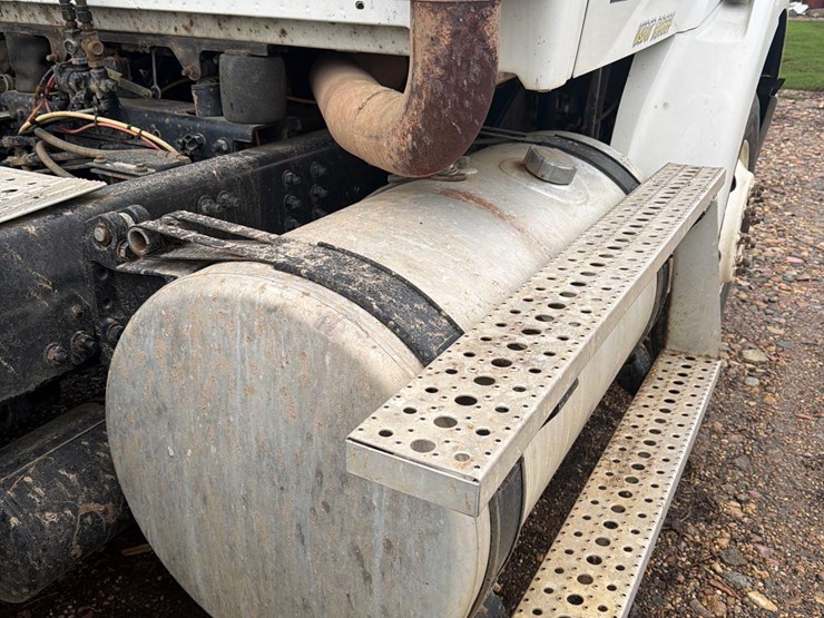 2005-sterling-9500-semi-tractor-image-24