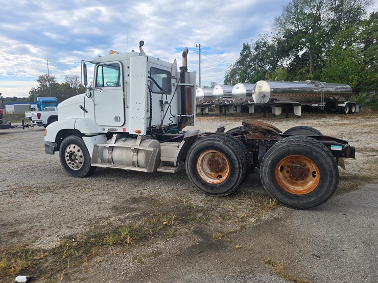 1999-freightliner-fld112-image-6