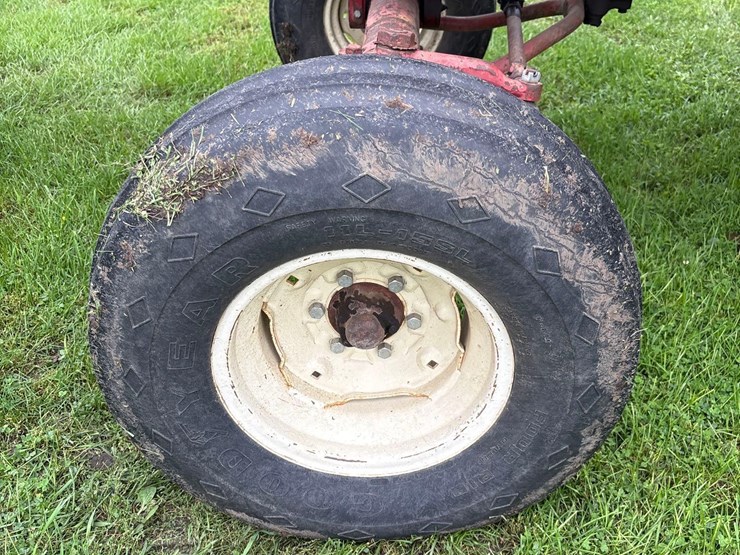 farmall-706-tractor-with-case-2355-loader-image-8