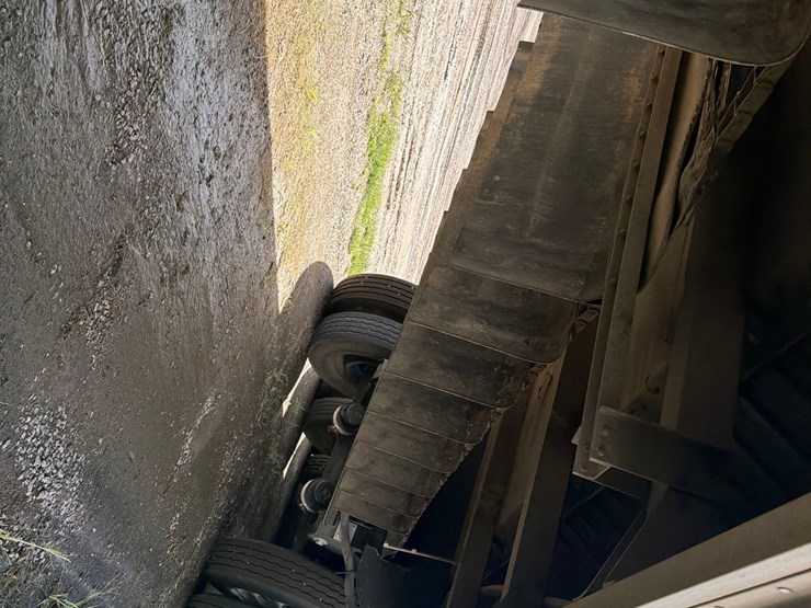 2011-wilson-46ft-fixed-tri-axle-live-bottom-semi-belt-trailer--1-owner--very-clean-trailer-image-60