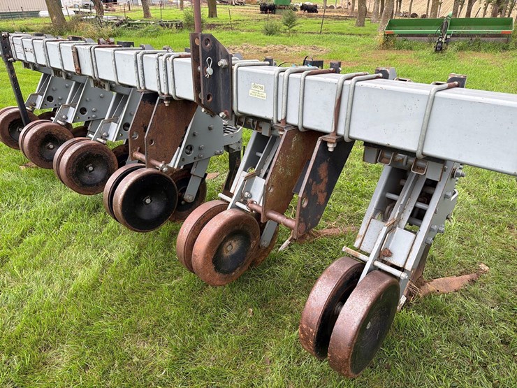 hiniker-8row-3pt-field-cultivator-image-8