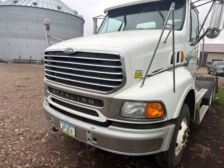 2005-sterling-9500-semi-tractor-image-11