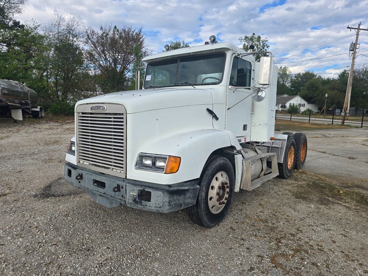 1999-freightliner-fld112-image-2