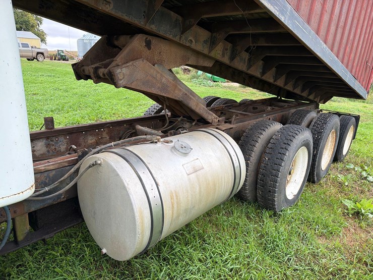 international-8300-6x4-semi-grain-truck-image-28
