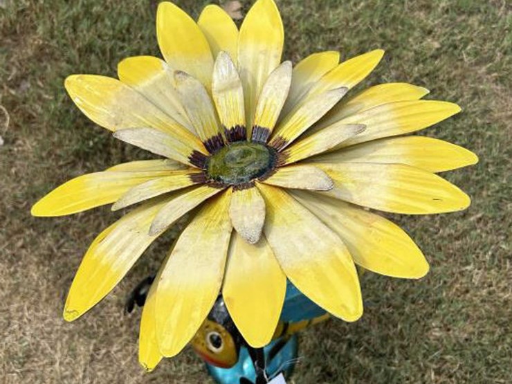 #173-•-metal-art---bumblebee-w/umbrella-&-sunflower-image-2