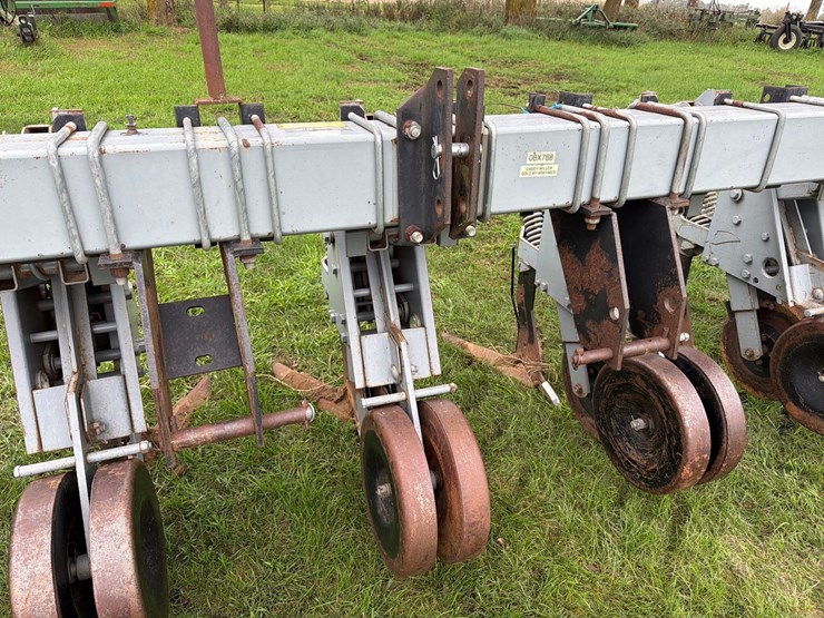 hiniker-8row-3pt-field-cultivator-image-9