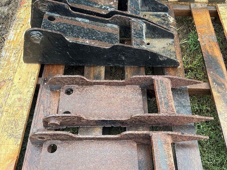 2-sets-of-quick-attach-brackets-image-1