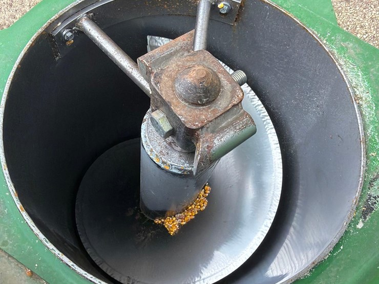 2012-j&m-1051-grain-storm-grain-cart-1-owner-image-33
