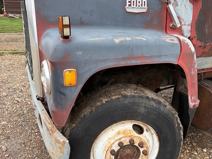 1980-ford-8000-image-39