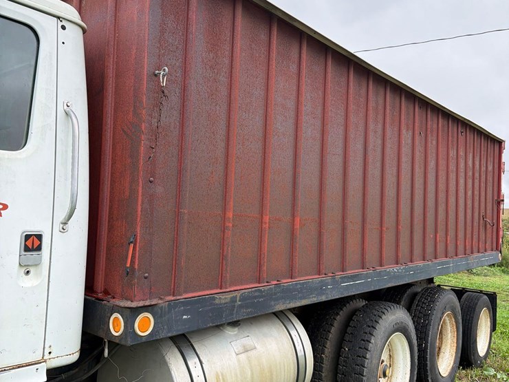 international-8300-6x4-semi-grain-truck-image-44