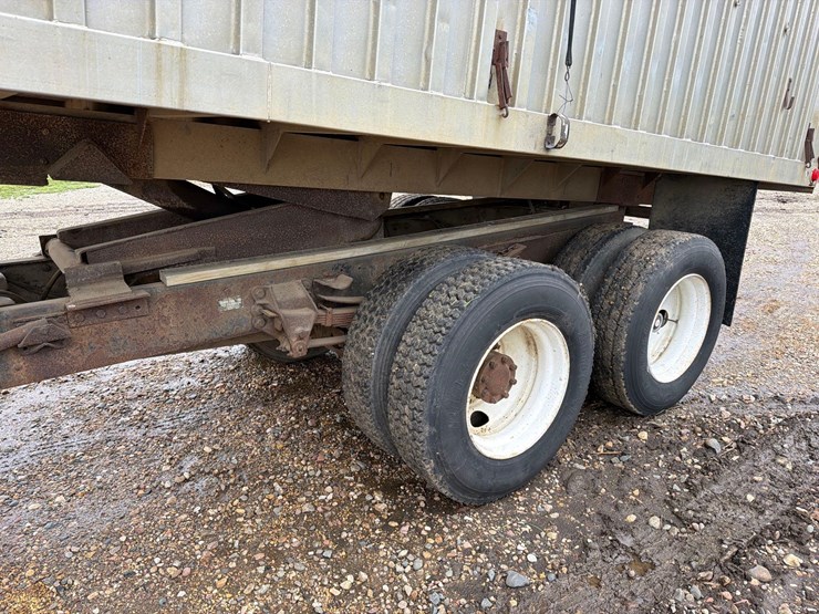 1980-ford-8000-image-8
