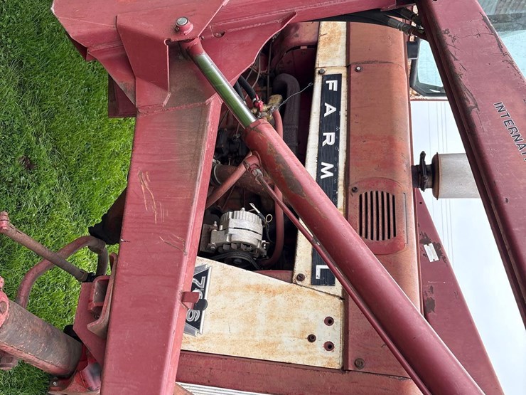 farmall-706-tractor-with-case-2355-loader-image-16