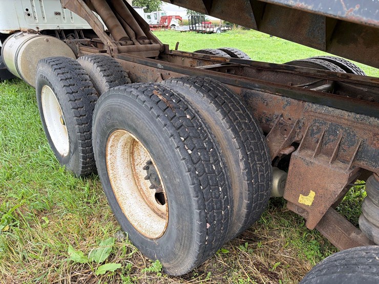 international-8300-6x4-semi-grain-truck-image-22