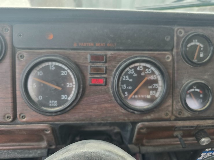 1999-freightliner-fld112-image-47