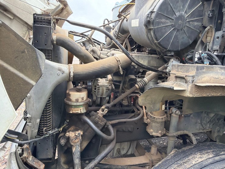 2005-sterling-9500-semi-tractor-image-68