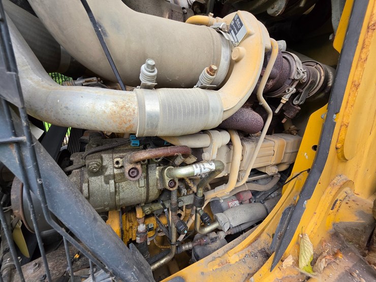 2016-deere-410l-image-22