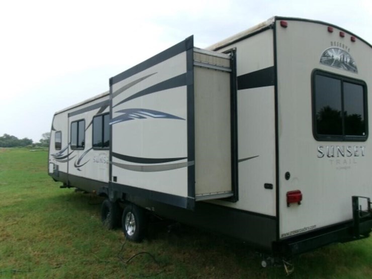 2013-sunset-trail-reserve-camper-image-2