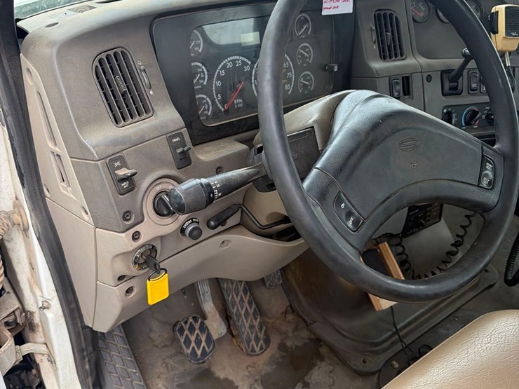 2005-sterling-9500-semi-tractor-image-54