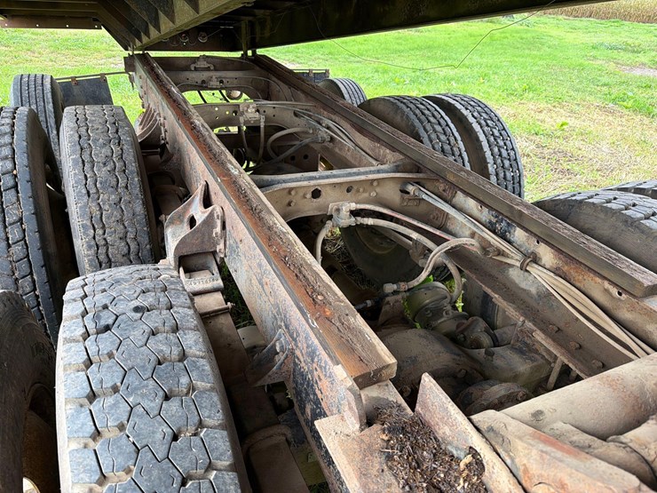 international-8300-6x4-semi-grain-truck-image-13