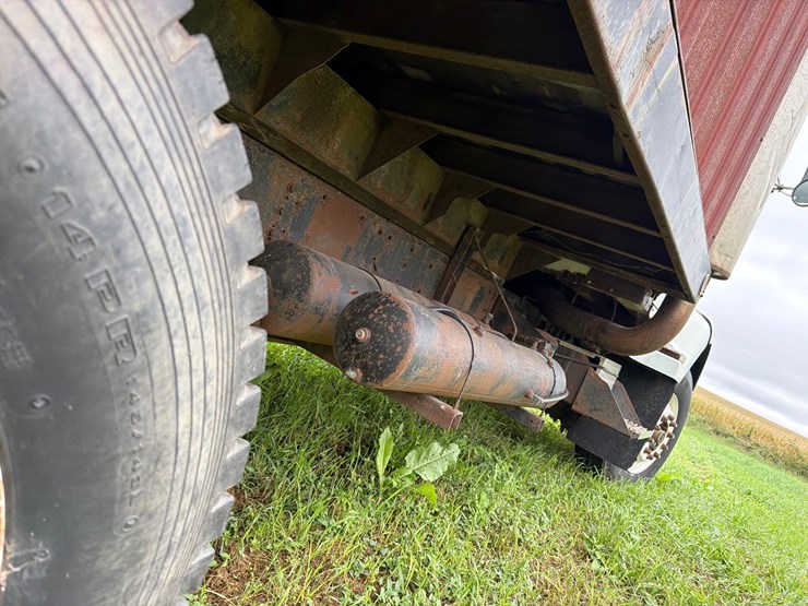 international-8300-6x4-semi-grain-truck-image-57