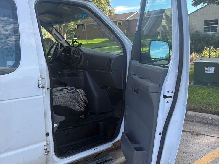 2006-ford-e250-image-35