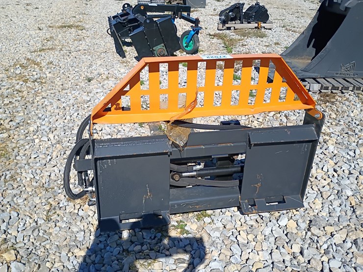 #27022-•-wolverine-hydraulic-pallet-forks-skid-steer-attachment-image-3