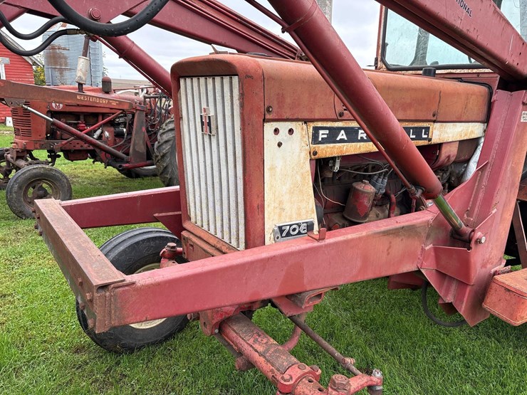farmall-706-tractor-with-case-2355-loader-image-9